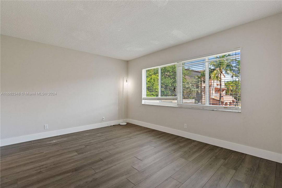 For Sale: $279,000 (1 beds, 1 baths, 860 Square Feet)