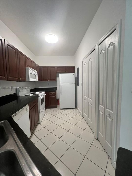 For Rent: $2,500 (3 beds, 2 baths, 1094 Square Feet)