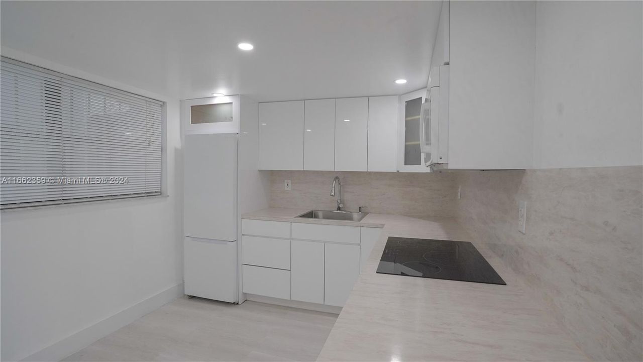 For Sale: $295,000 (1 beds, 1 baths, 784 Square Feet)