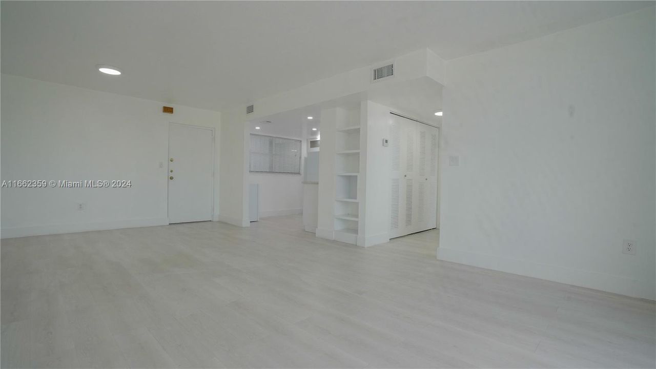 For Sale: $295,000 (1 beds, 1 baths, 784 Square Feet)