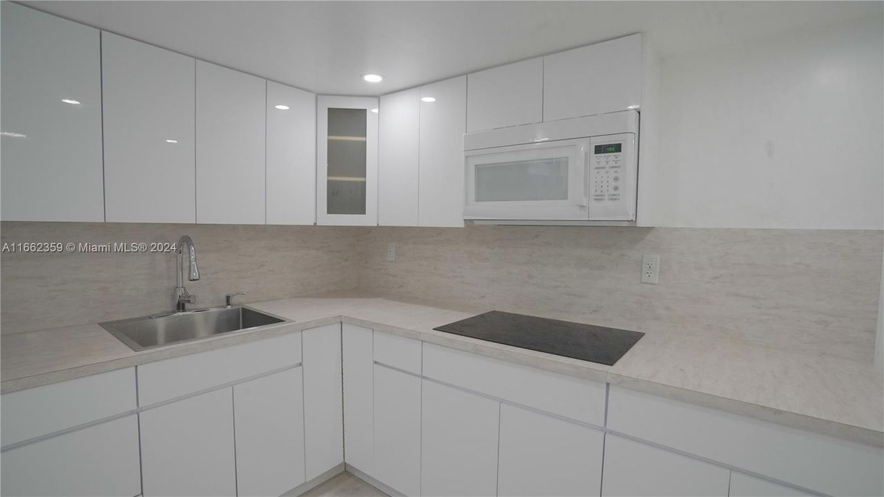 For Sale: $295,000 (1 beds, 1 baths, 784 Square Feet)