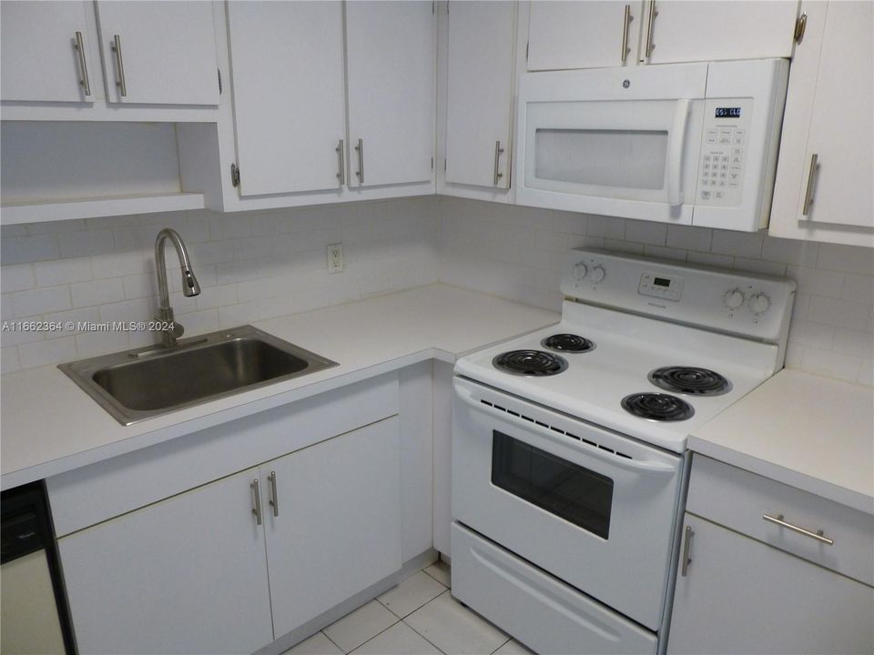 For Sale: $280,000 (1 beds, 1 baths, 756 Square Feet)