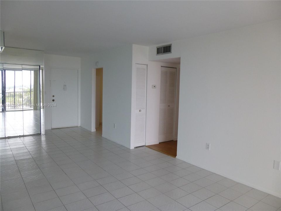 For Sale: $280,000 (1 beds, 1 baths, 756 Square Feet)