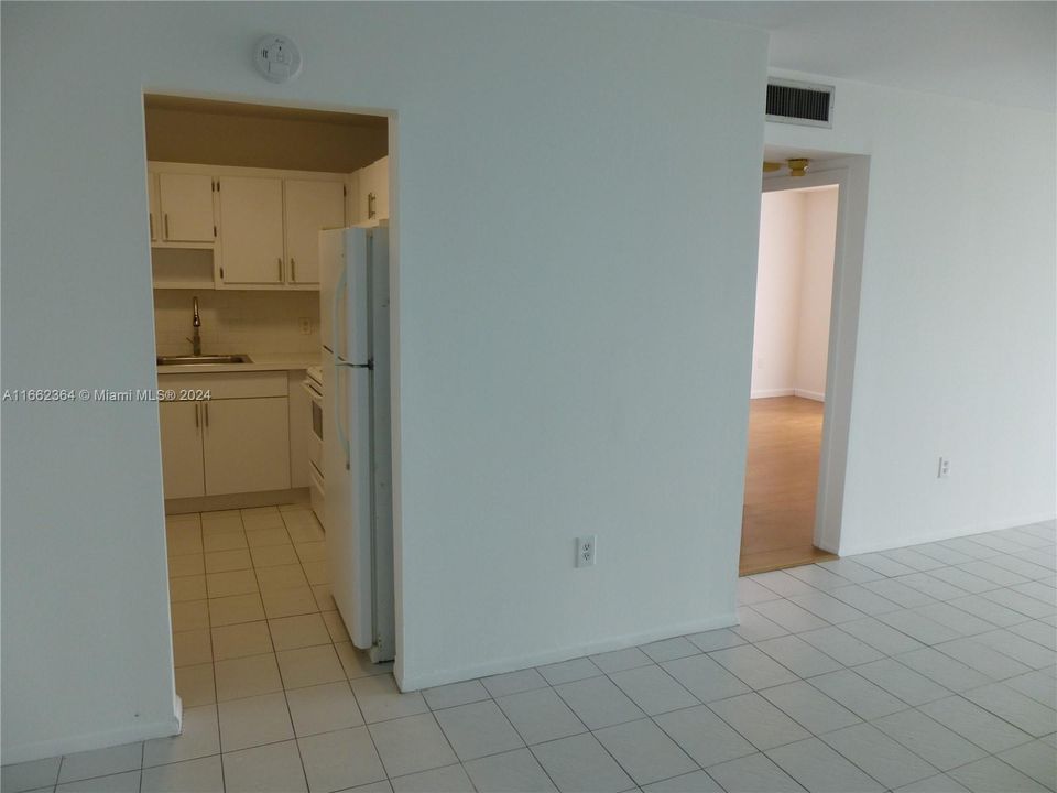 For Sale: $280,000 (1 beds, 1 baths, 756 Square Feet)