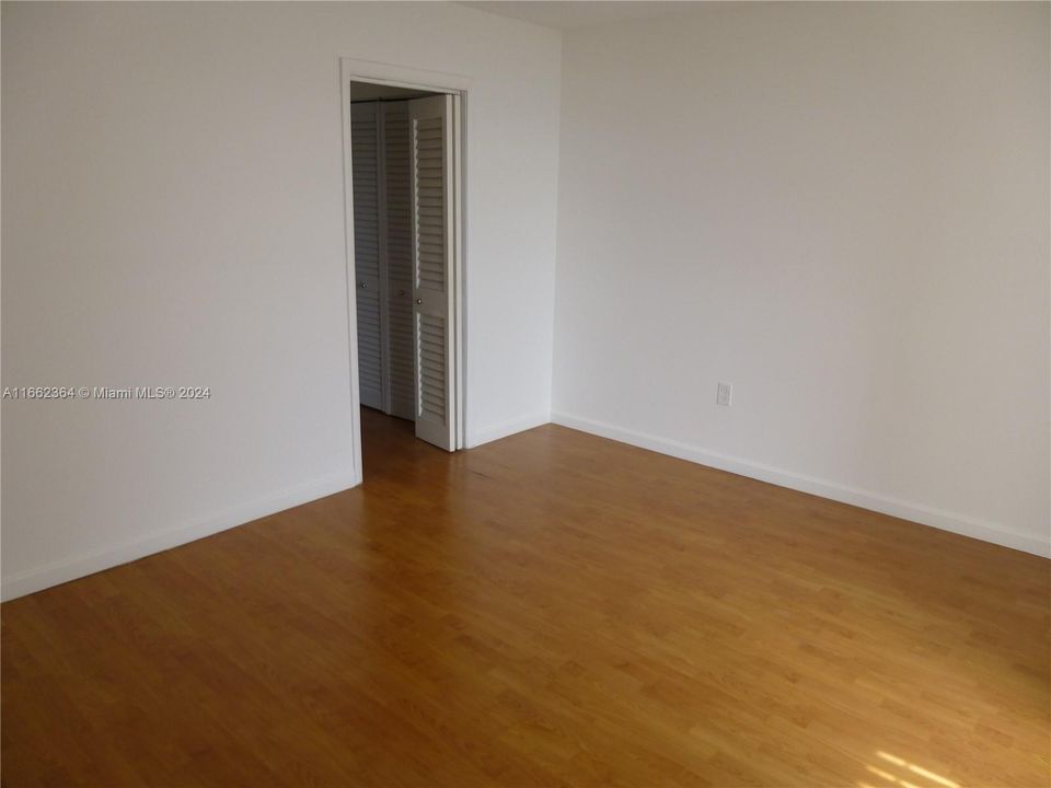 For Sale: $280,000 (1 beds, 1 baths, 756 Square Feet)