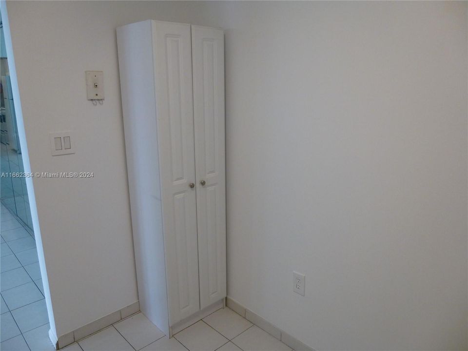 For Sale: $280,000 (1 beds, 1 baths, 756 Square Feet)