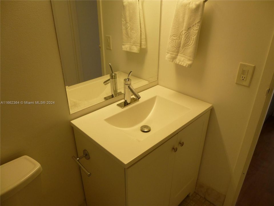 For Sale: $280,000 (1 beds, 1 baths, 756 Square Feet)