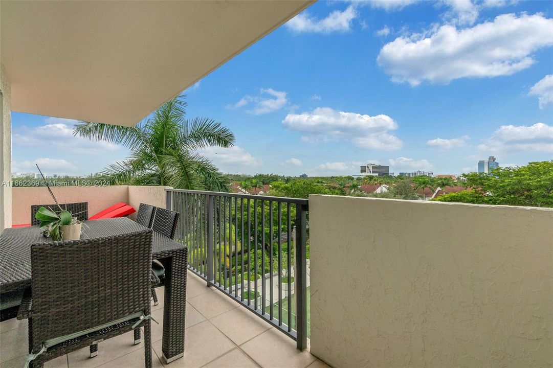 For Sale: $569,900 (2 beds, 2 baths, 1351 Square Feet)