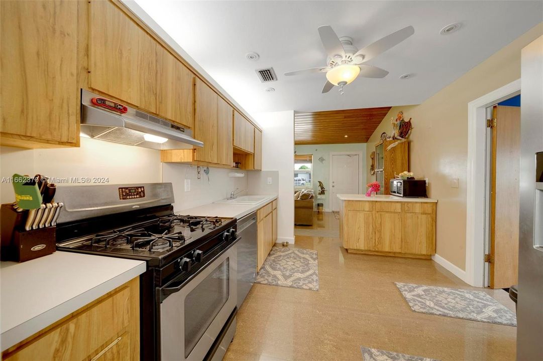 For Sale: $470,000 (3 beds, 1 baths, 1408 Square Feet)