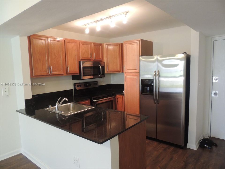 For Rent: $2,000 (1 beds, 1 baths, 554 Square Feet)