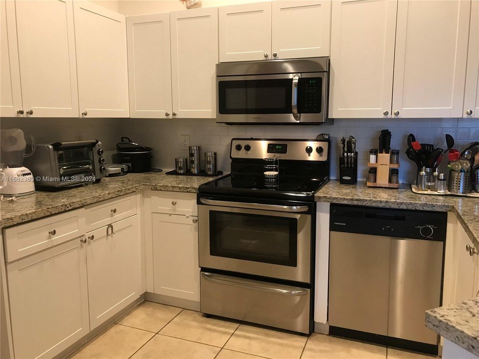 For Rent: $3,600 (3 beds, 2 baths, 1353 Square Feet)