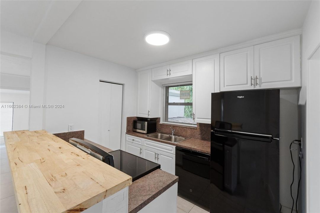 Active With Contract: $3,700 (3 beds, 2 baths, 1450 Square Feet)