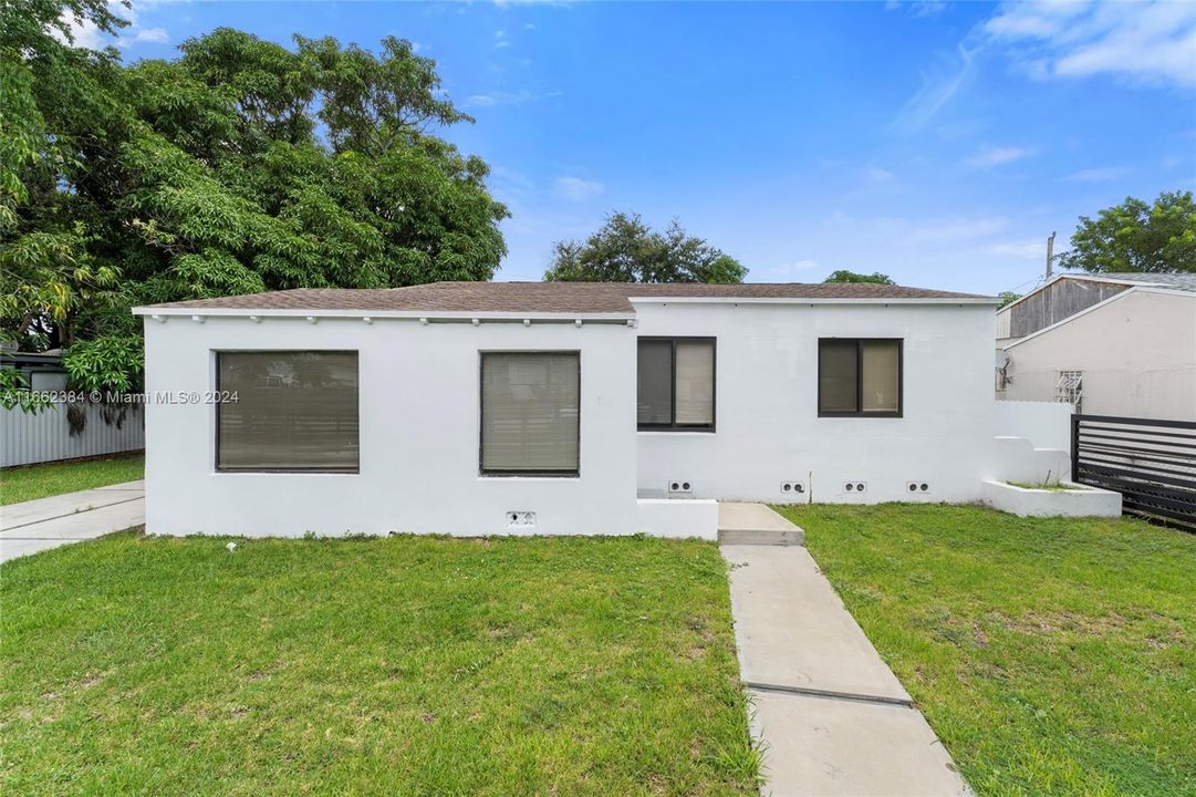 Active With Contract: $3,700 (3 beds, 2 baths, 1450 Square Feet)