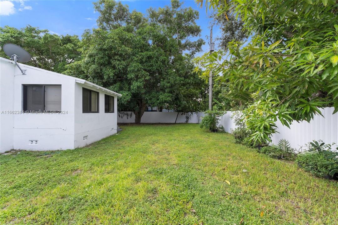 Active With Contract: $3,700 (3 beds, 2 baths, 1450 Square Feet)