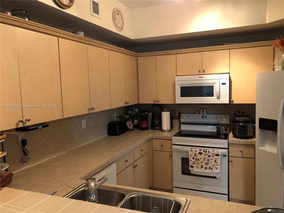 For Rent: $3,000 (3 beds, 2 baths, 1420 Square Feet)