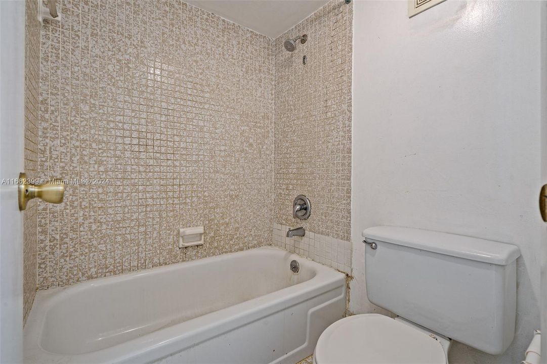 For Sale: $162,000 (2 beds, 2 baths, 1100 Square Feet)