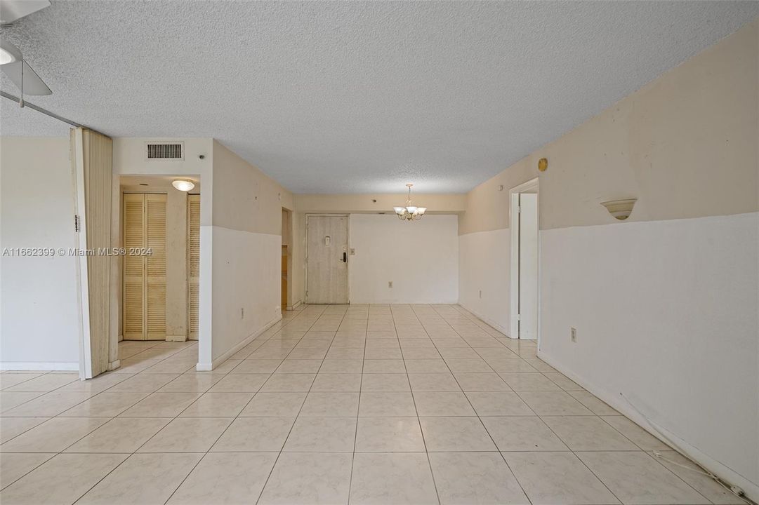 For Sale: $162,000 (2 beds, 2 baths, 1100 Square Feet)