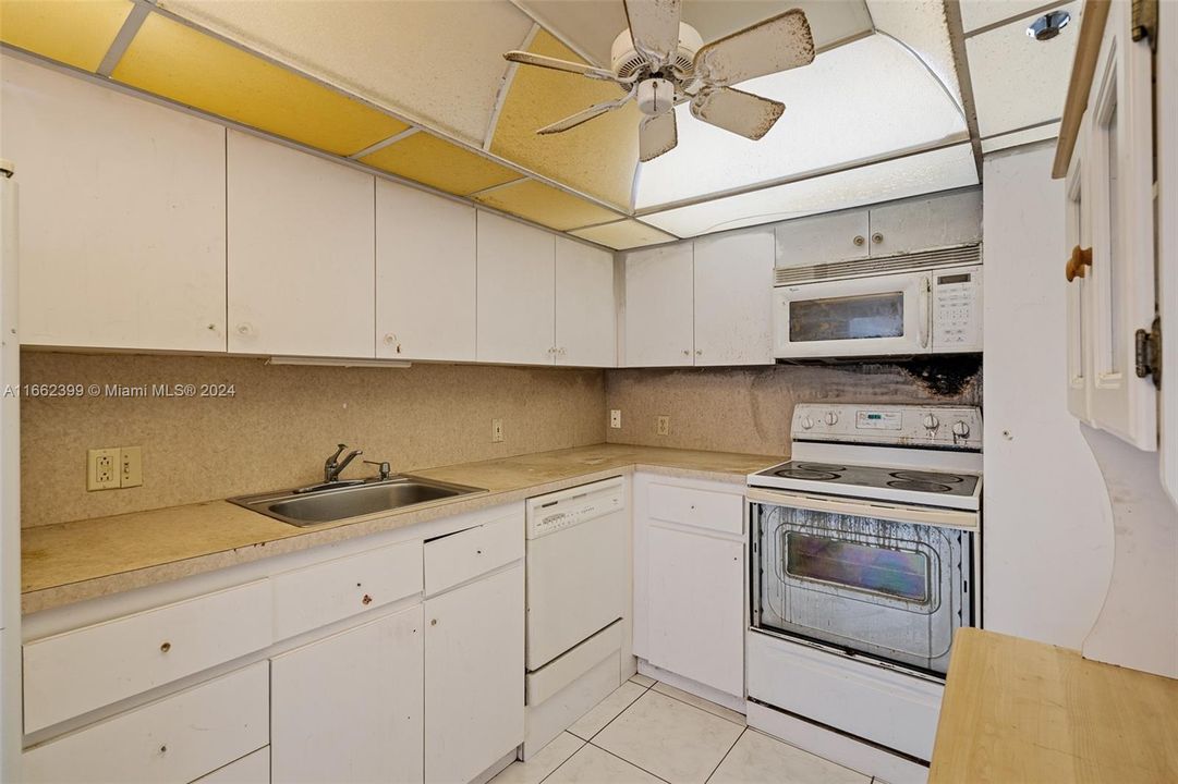 For Sale: $162,000 (2 beds, 2 baths, 1100 Square Feet)