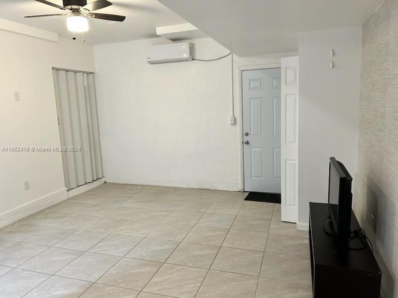 For Rent: $1,200 (1 beds, 1 baths, 2596 Square Feet)