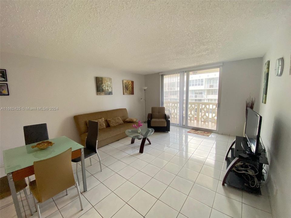 For Rent: $2,150 (1 beds, 1 baths, 780 Square Feet)