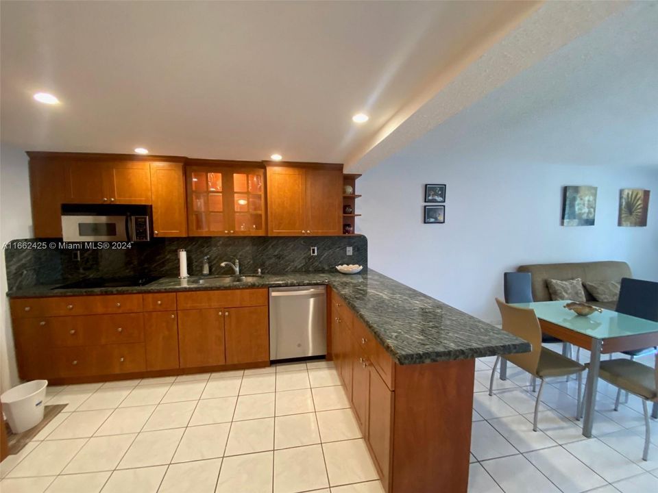 For Rent: $2,150 (1 beds, 1 baths, 780 Square Feet)