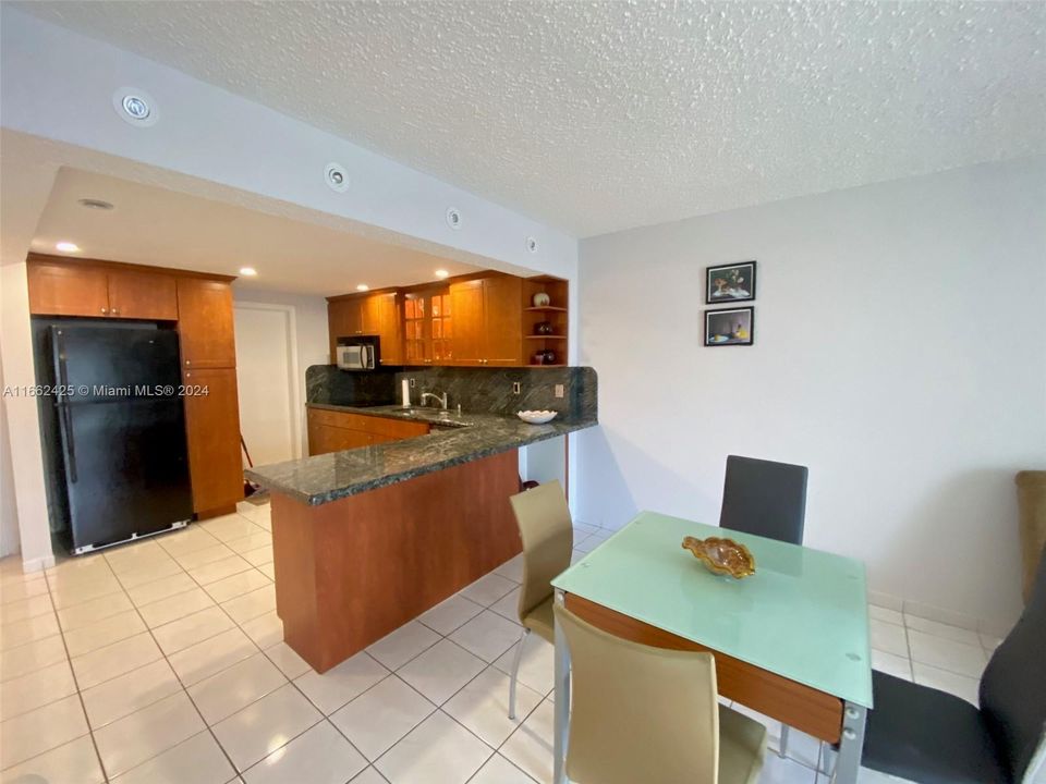 For Rent: $2,150 (1 beds, 1 baths, 780 Square Feet)