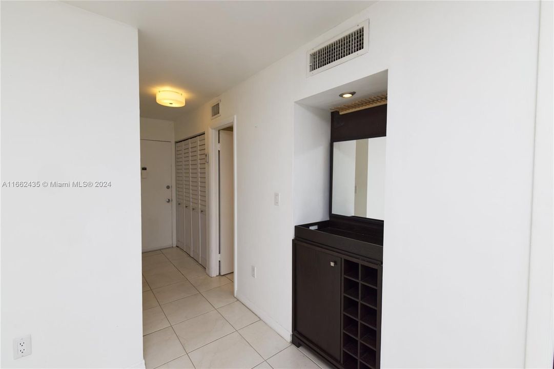 For Rent: $1,900 (1 beds, 1 baths, 812 Square Feet)