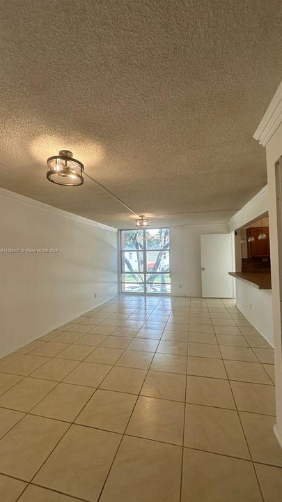 For Rent: $2,200 (1 beds, 1 baths, 725 Square Feet)