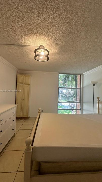 For Rent: $2,200 (1 beds, 1 baths, 725 Square Feet)