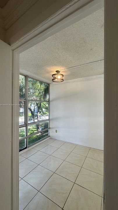 For Rent: $2,200 (1 beds, 1 baths, 725 Square Feet)