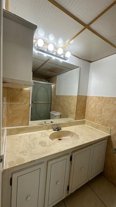 For Rent: $2,200 (1 beds, 1 baths, 725 Square Feet)