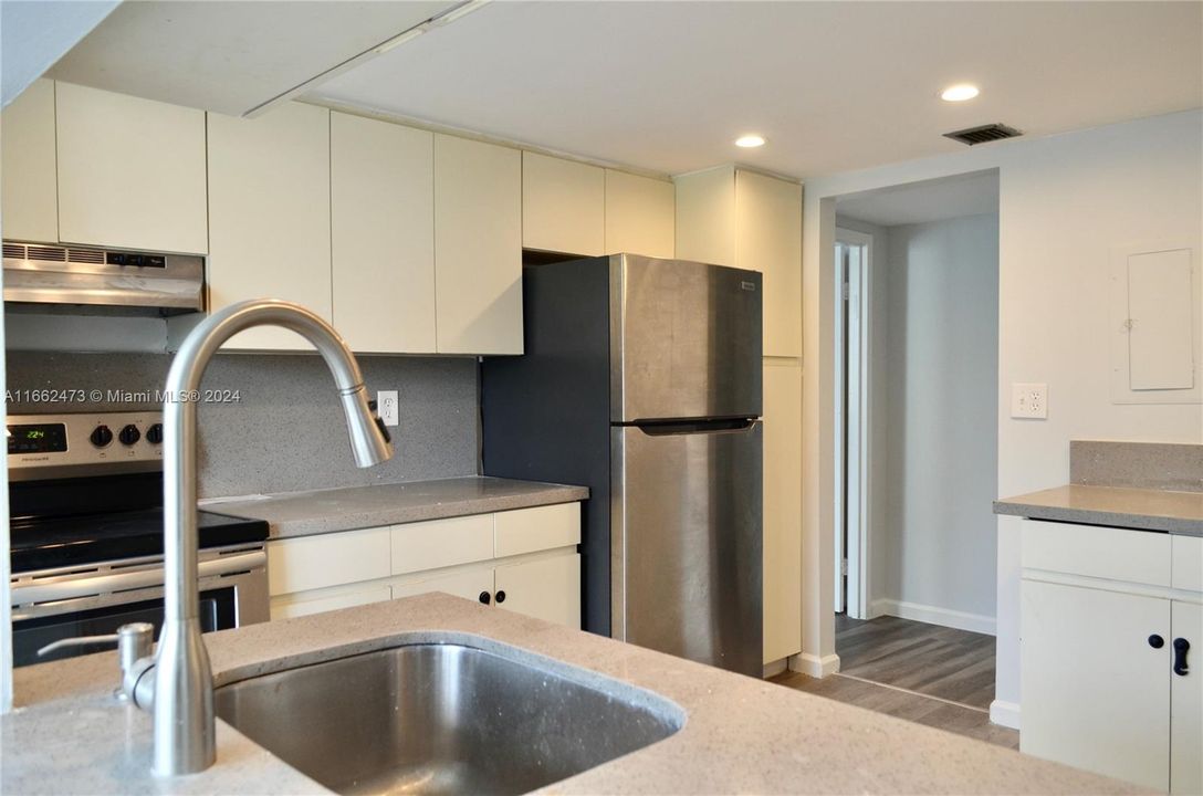 For Rent: $2,200 (1 beds, 1 baths, 990 Square Feet)