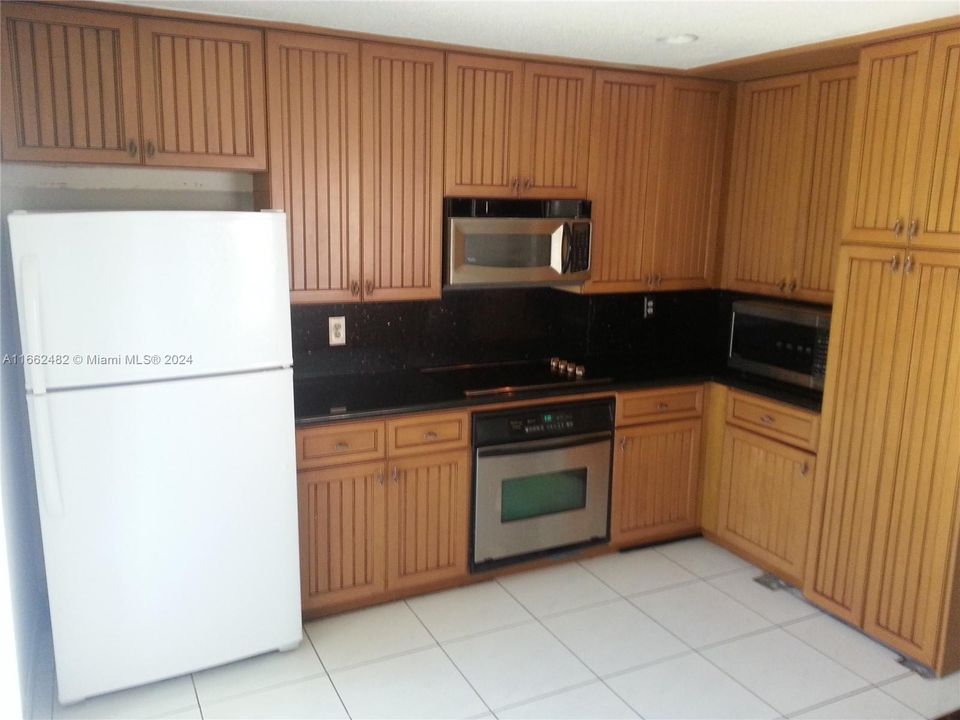 For Rent: $1,300 (3 beds, 2 baths, 2717 Square Feet)