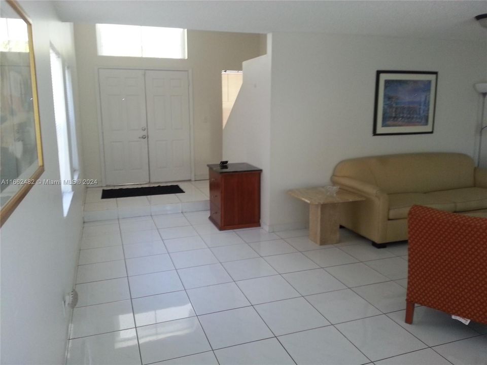 For Rent: $1,300 (3 beds, 2 baths, 2717 Square Feet)