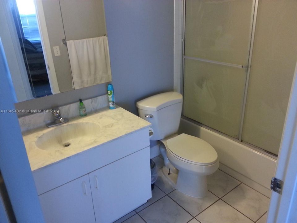 For Rent: $1,300 (3 beds, 2 baths, 2717 Square Feet)