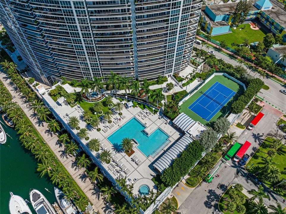 The pool and tennis club at the Murano Grande