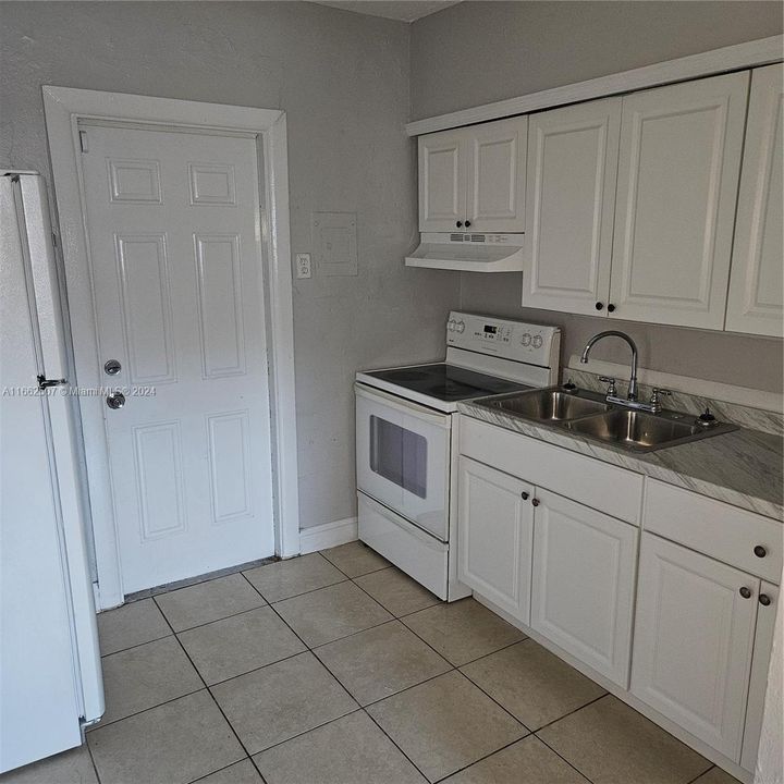 For Rent: $2,500 (3 beds, 2 baths, 975 Square Feet)