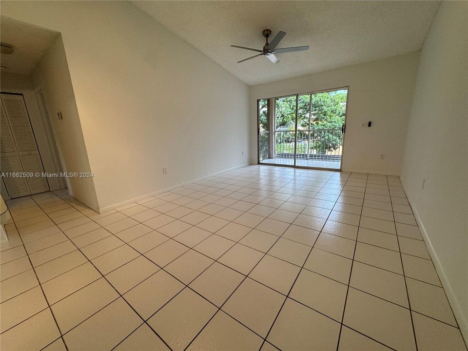 For Sale: $279,900 (2 beds, 2 baths, 935 Square Feet)