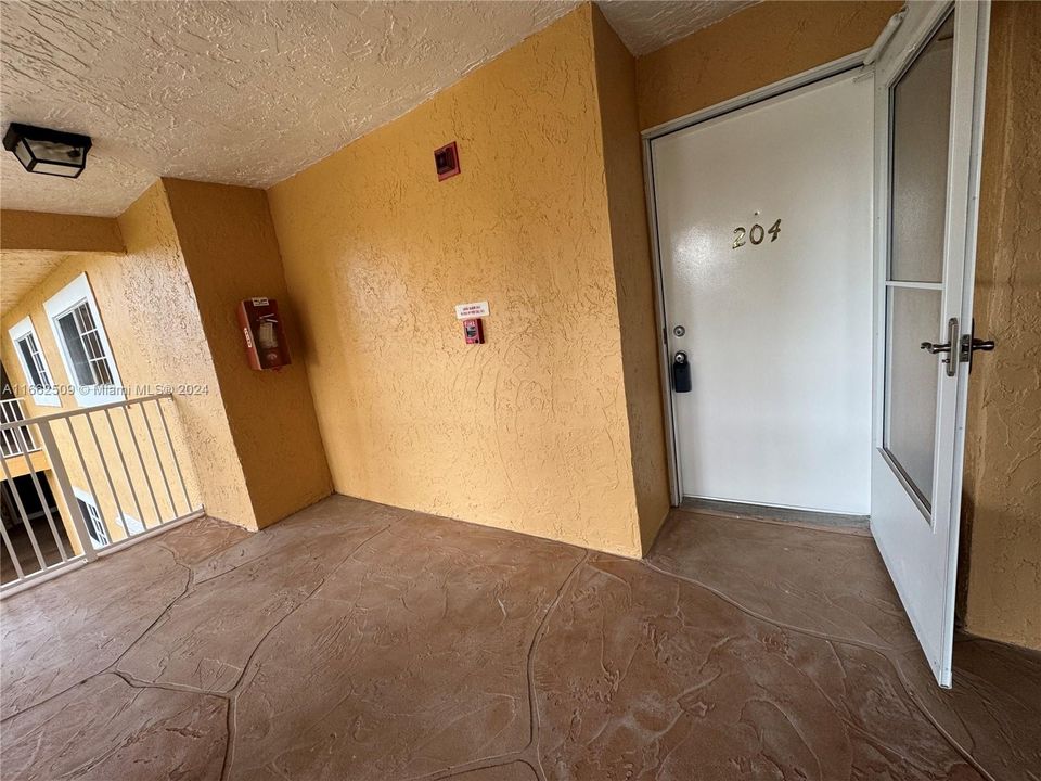 For Sale: $279,900 (2 beds, 2 baths, 935 Square Feet)