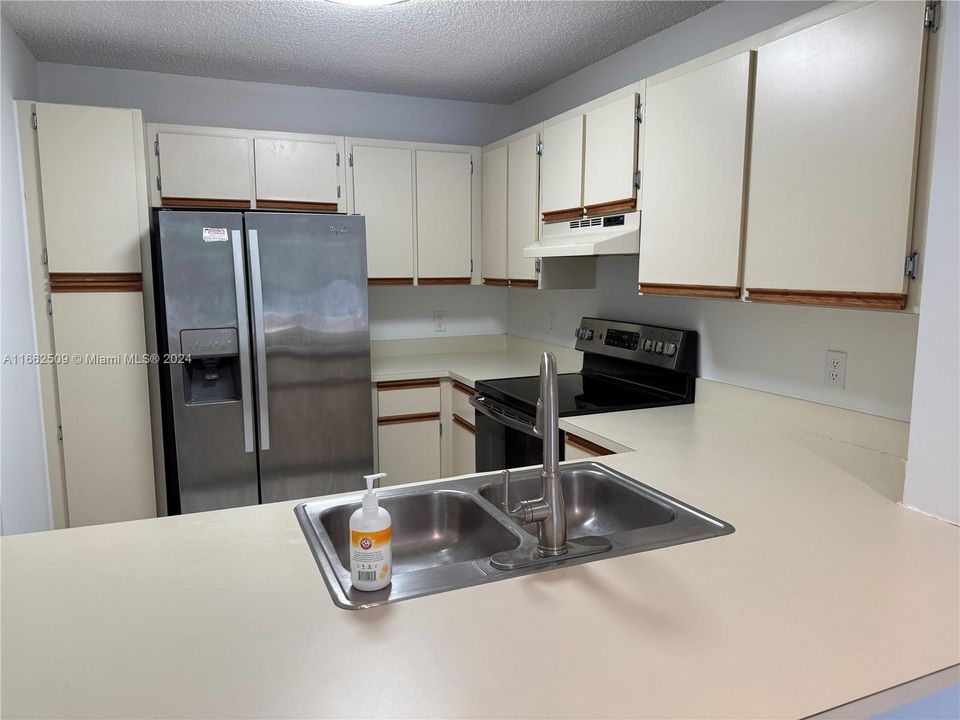 For Sale: $279,900 (2 beds, 2 baths, 935 Square Feet)