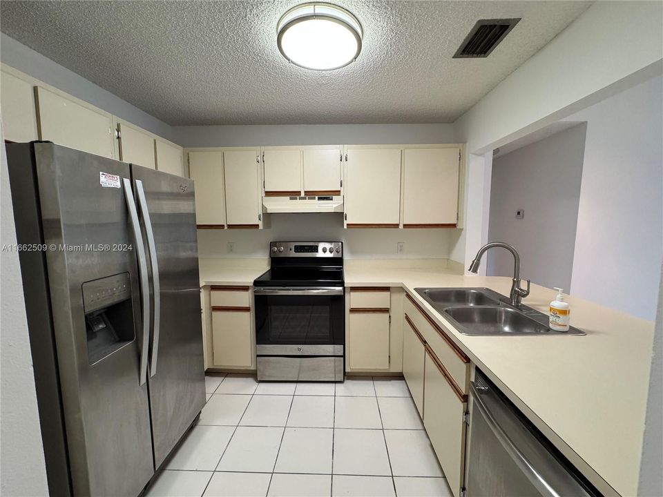 For Sale: $279,900 (2 beds, 2 baths, 935 Square Feet)