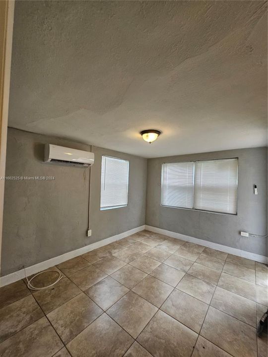 For Rent: $1,600 (1 beds, 1 baths, 916 Square Feet)