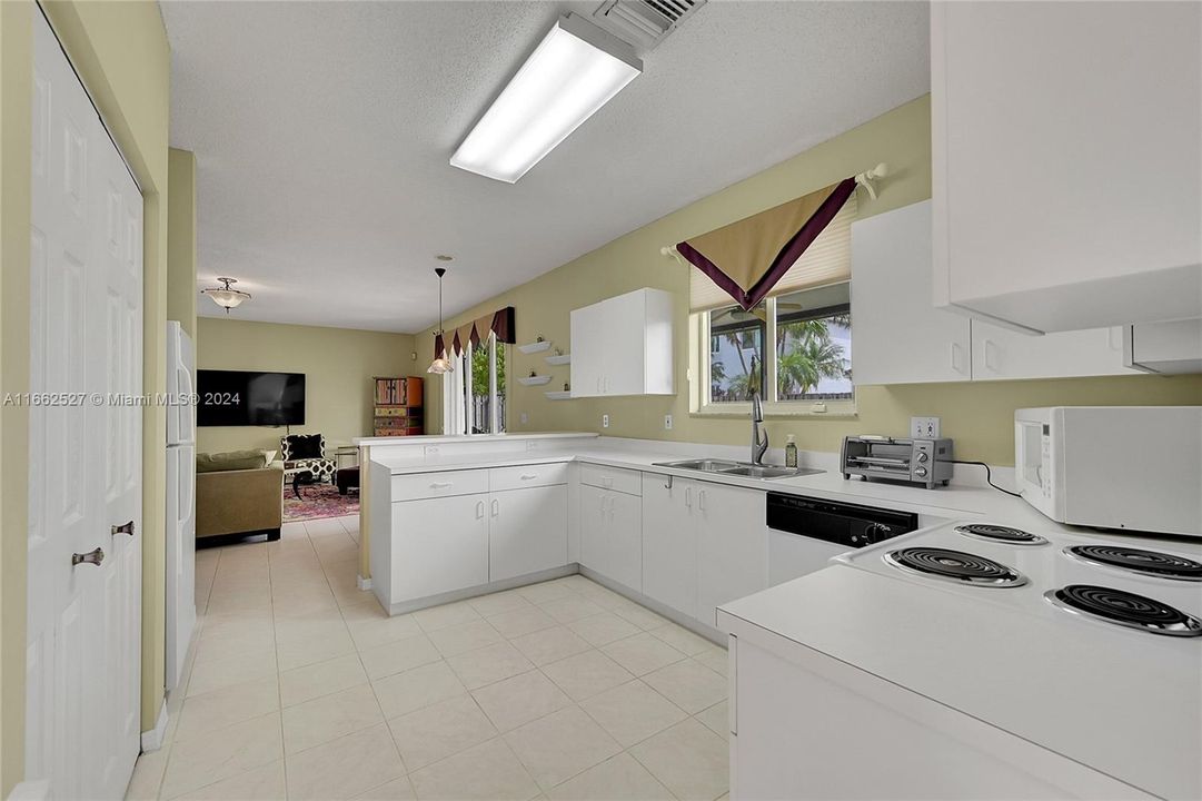 For Sale: $727,500 (4 beds, 2 baths, 2700 Square Feet)