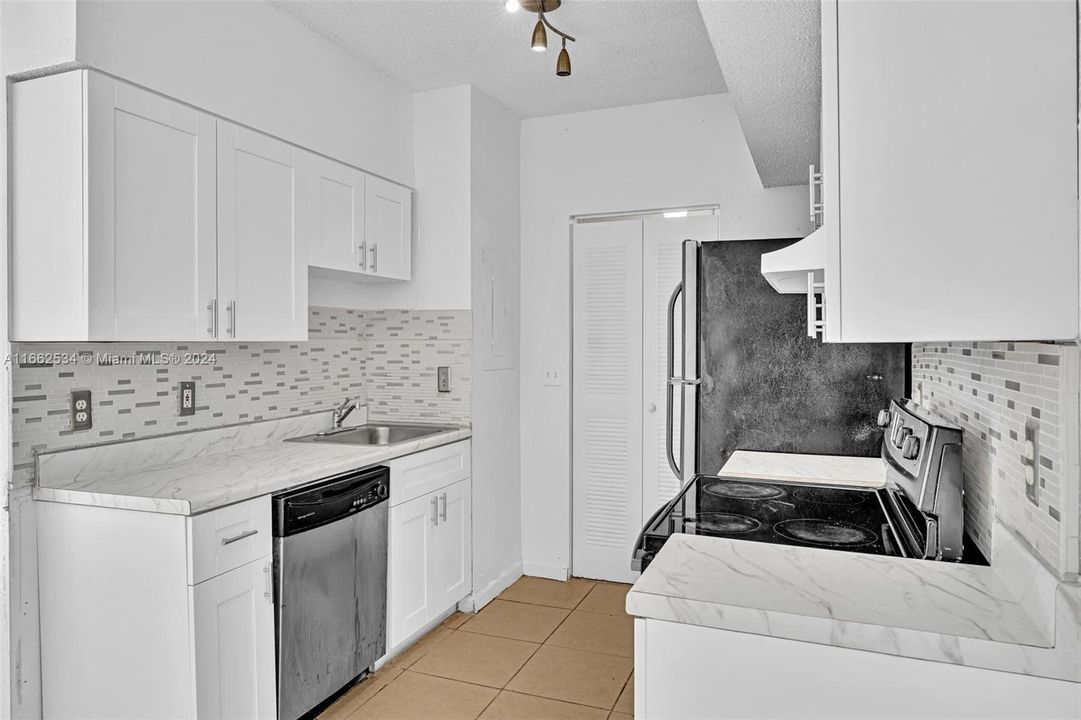 For Sale: $249,000 (2 beds, 2 baths, 942 Square Feet)