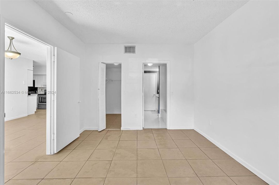 For Sale: $249,000 (2 beds, 2 baths, 942 Square Feet)