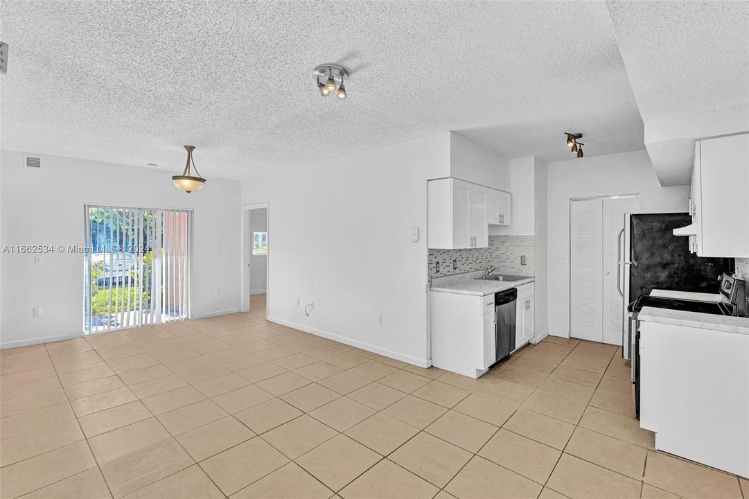 For Sale: $249,000 (2 beds, 2 baths, 942 Square Feet)