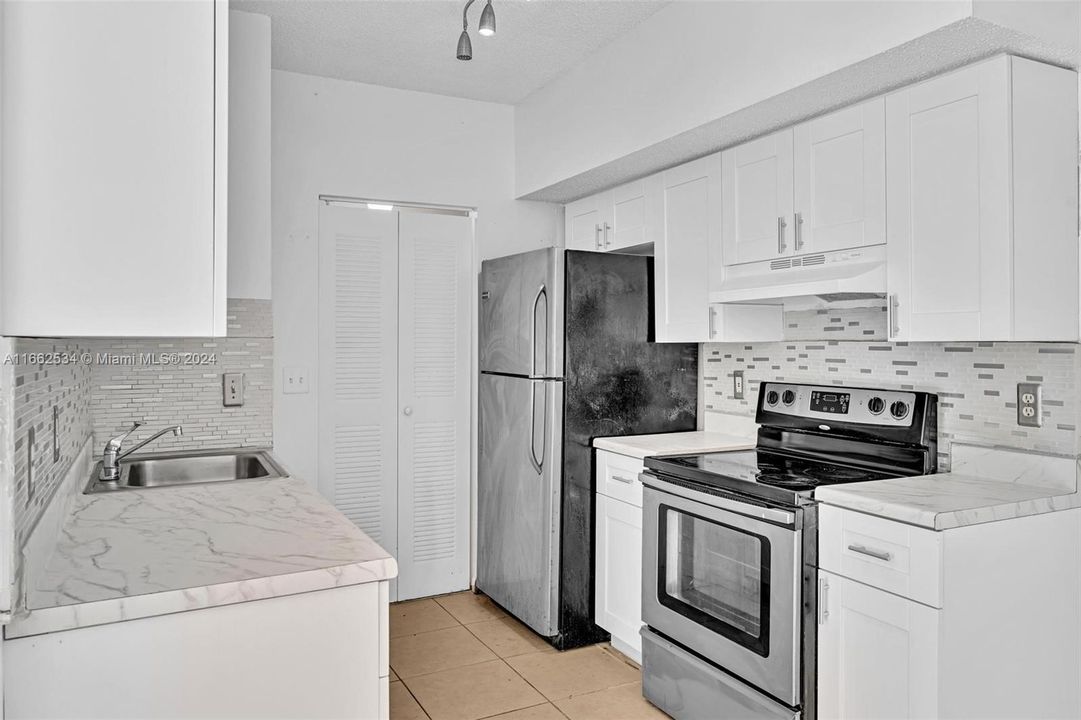 For Sale: $249,000 (2 beds, 2 baths, 942 Square Feet)