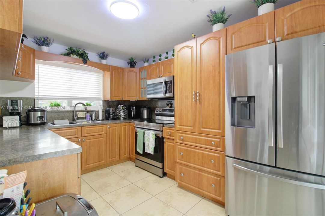 For Sale: $559,000 (3 beds, 2 baths, 1231 Square Feet)