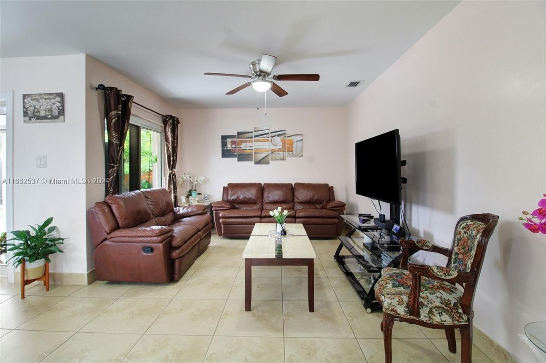 For Sale: $559,000 (3 beds, 2 baths, 1231 Square Feet)