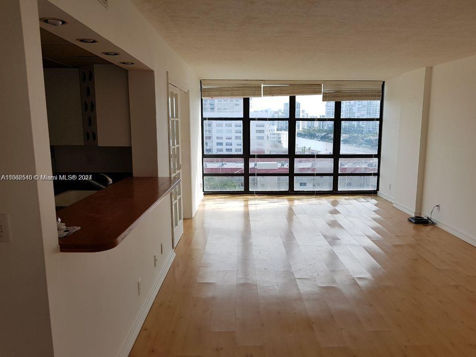 En Venta: $410,000 (2 camas, 2 baños, 1020 Pies cuadrados)